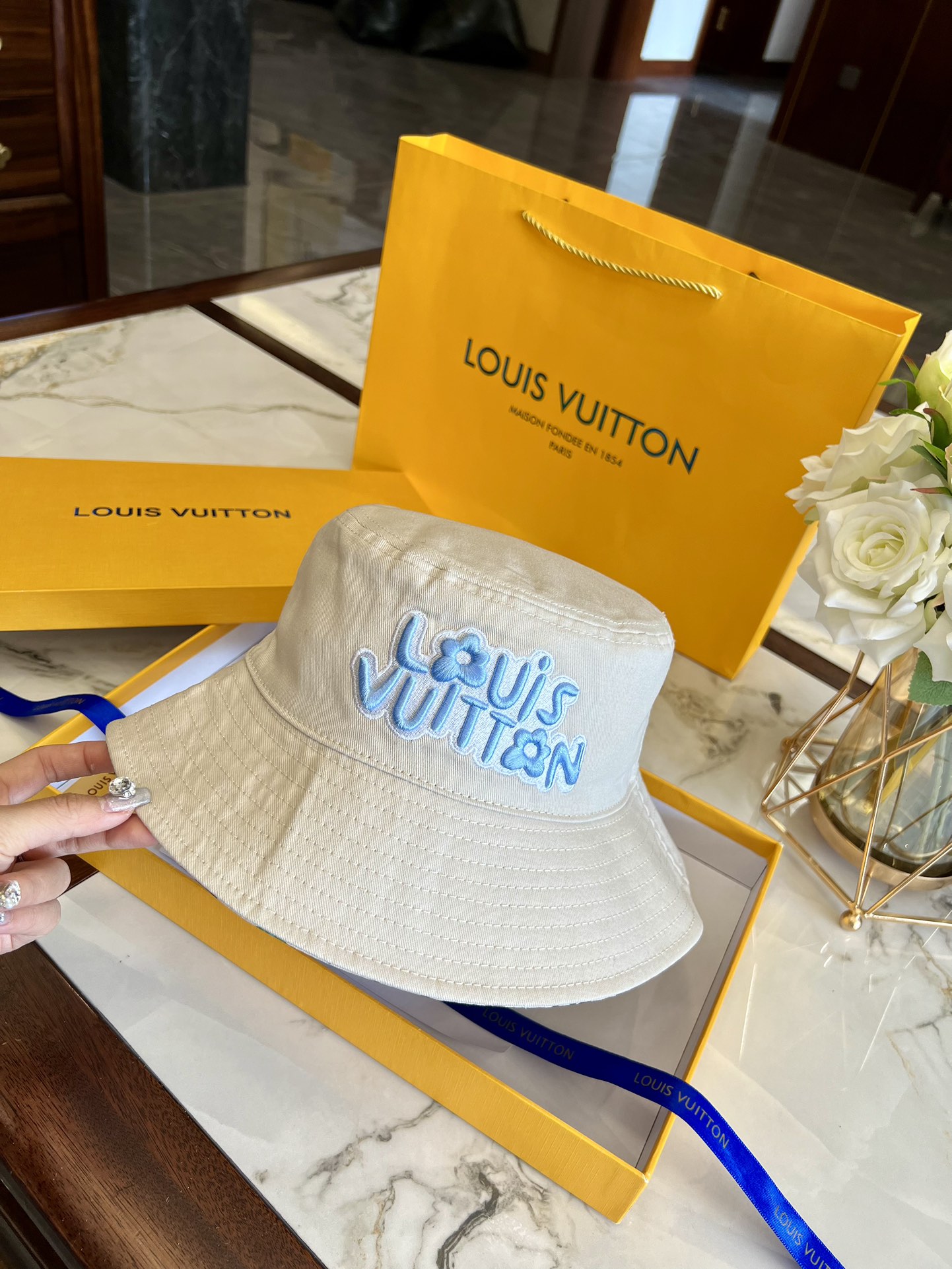 LV hat model 24